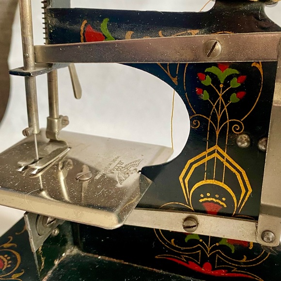 Vintage Black German made Kids Sewing Machine. 1930s. Bonus Guide to Dressmaking - Picture 2 of 14